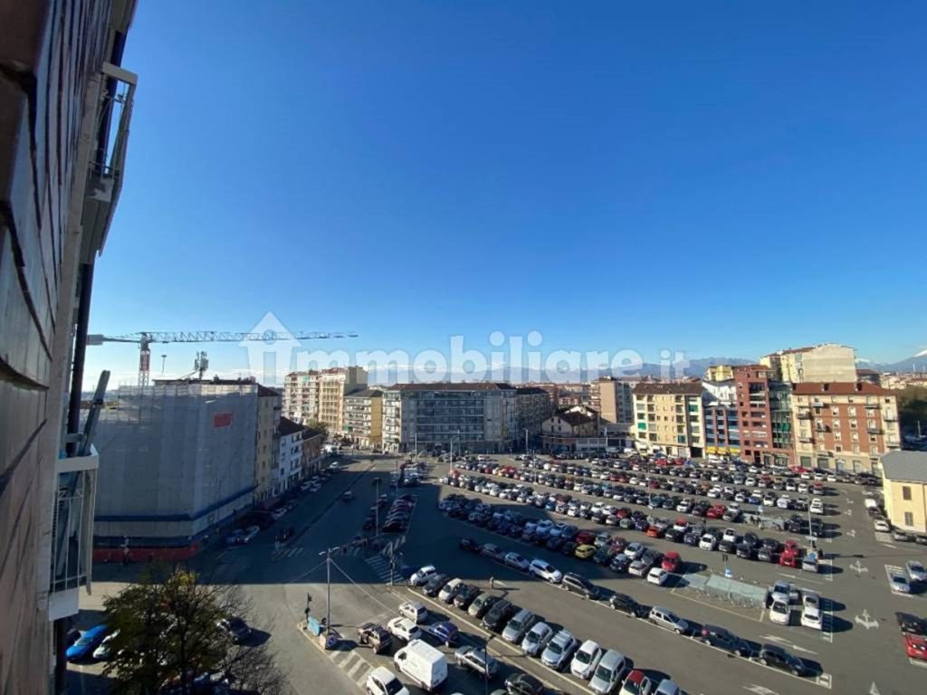 parcheggio visto dall'alto con automobili- cielo blu e sole