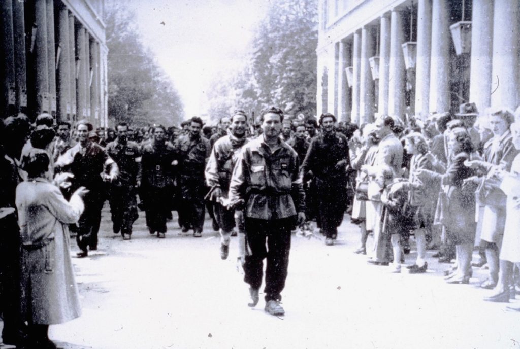 soldati al centro di via Roma - fotografia in bianco e nero