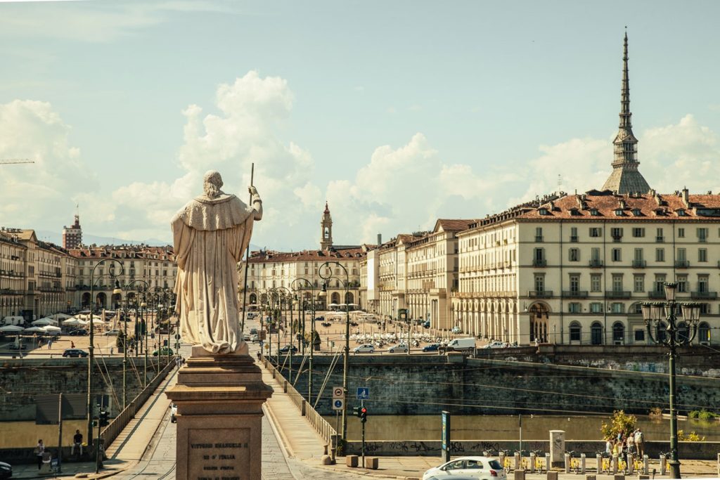 statua della Gran Madre con sfondo piazza Vittorio Veneto torino di giorno