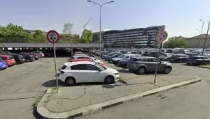 automobili in un parcheggio