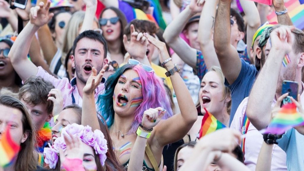persone vestite con colori gaypride arcobaleno