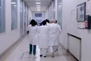medici con camice bianco di spalle in corridoio ospedale