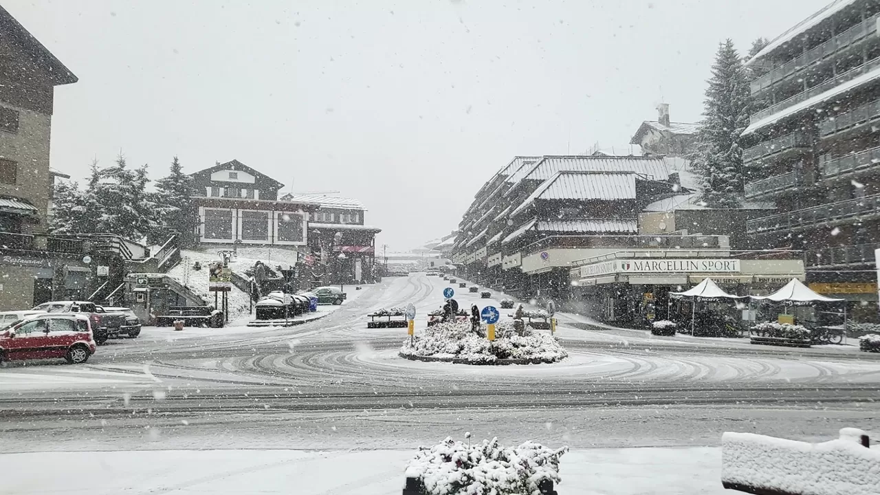 Il maltempo porta la neve a maggio a Sestriere: un evento insolito