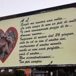 Un cartellone pubblicitario enorme per riconquistare il proprio amore a Leinì