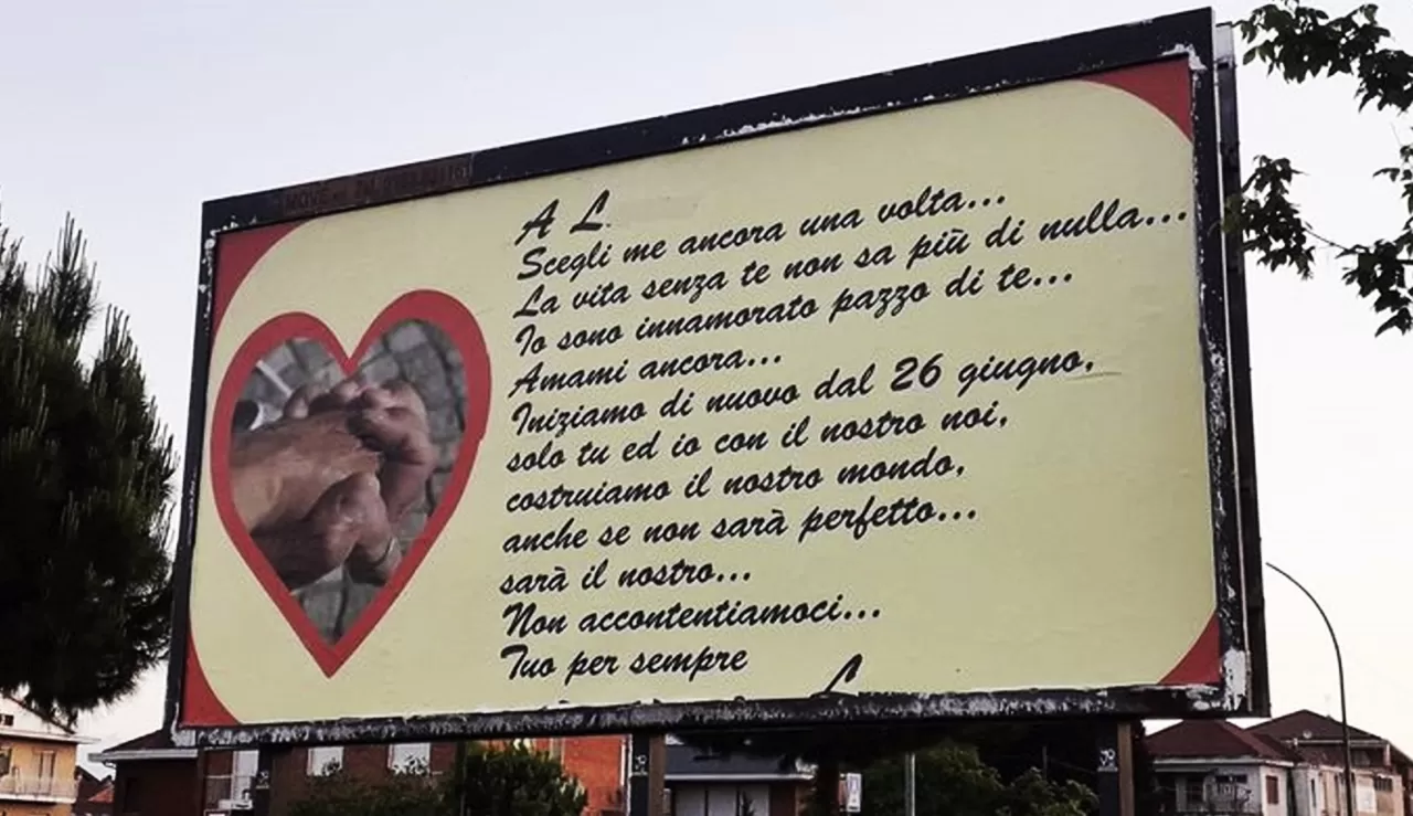 Un cartellone pubblicitario enorme per riconquistare il proprio amore a Leinì