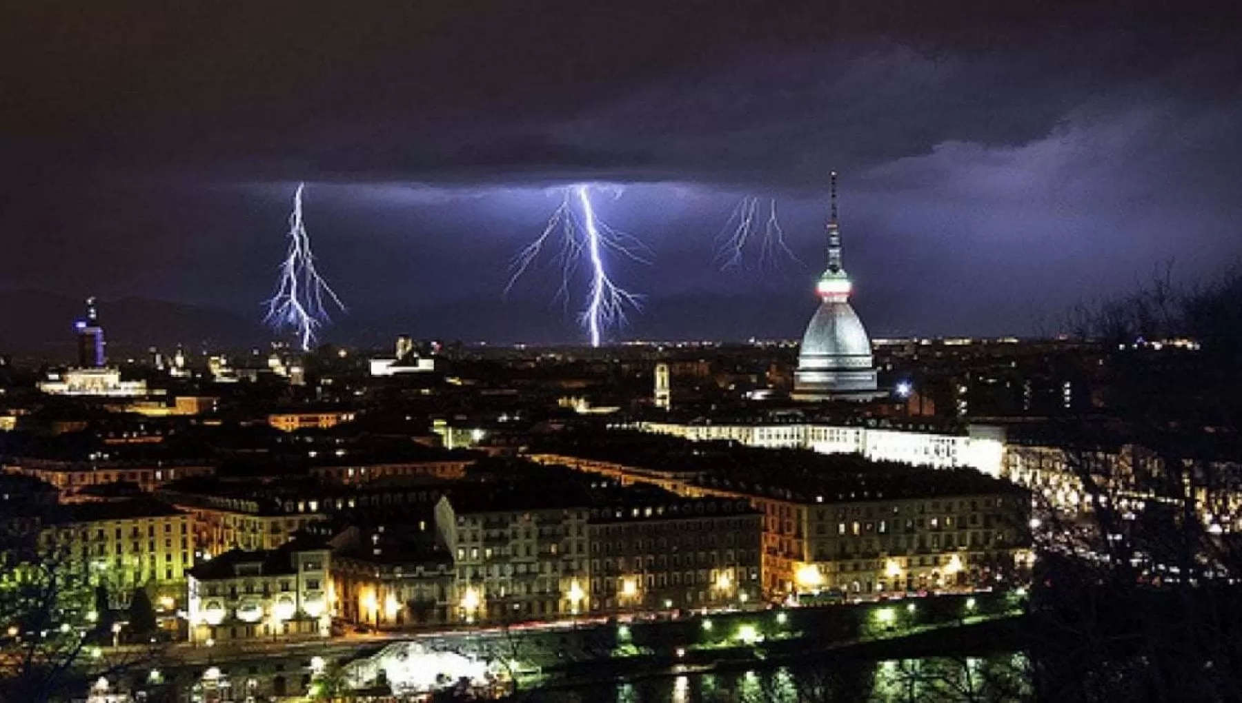 skyline di Torino di notte con fulmini