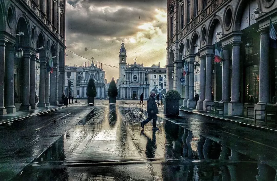 Via Roma a Torino con la pioggia