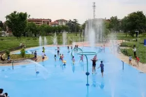 area giochi d'acqua con bambini di giorno