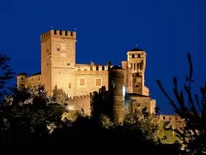 Castello di Paone la sera con cielo blu scuro
