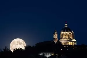 Basilica di Superga la sera con luna piena vicina