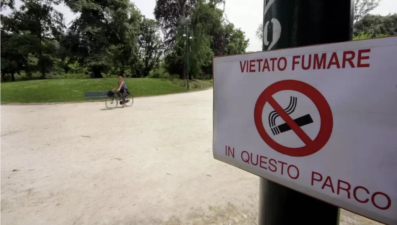 Cartello divieto fumo in giardino pubblico