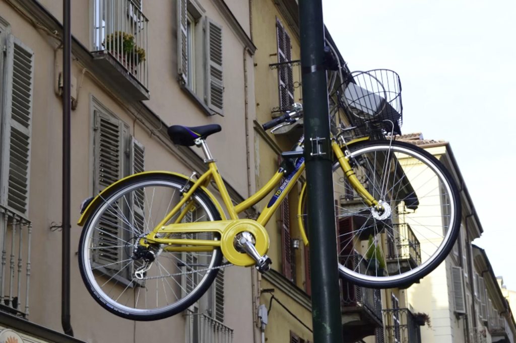 bicicletta sopra un lampione