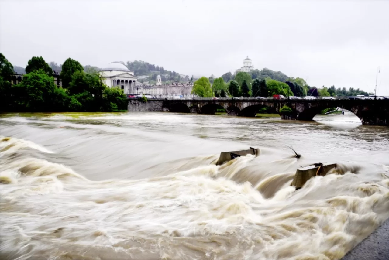 bacino acqua fiume Po di giorno