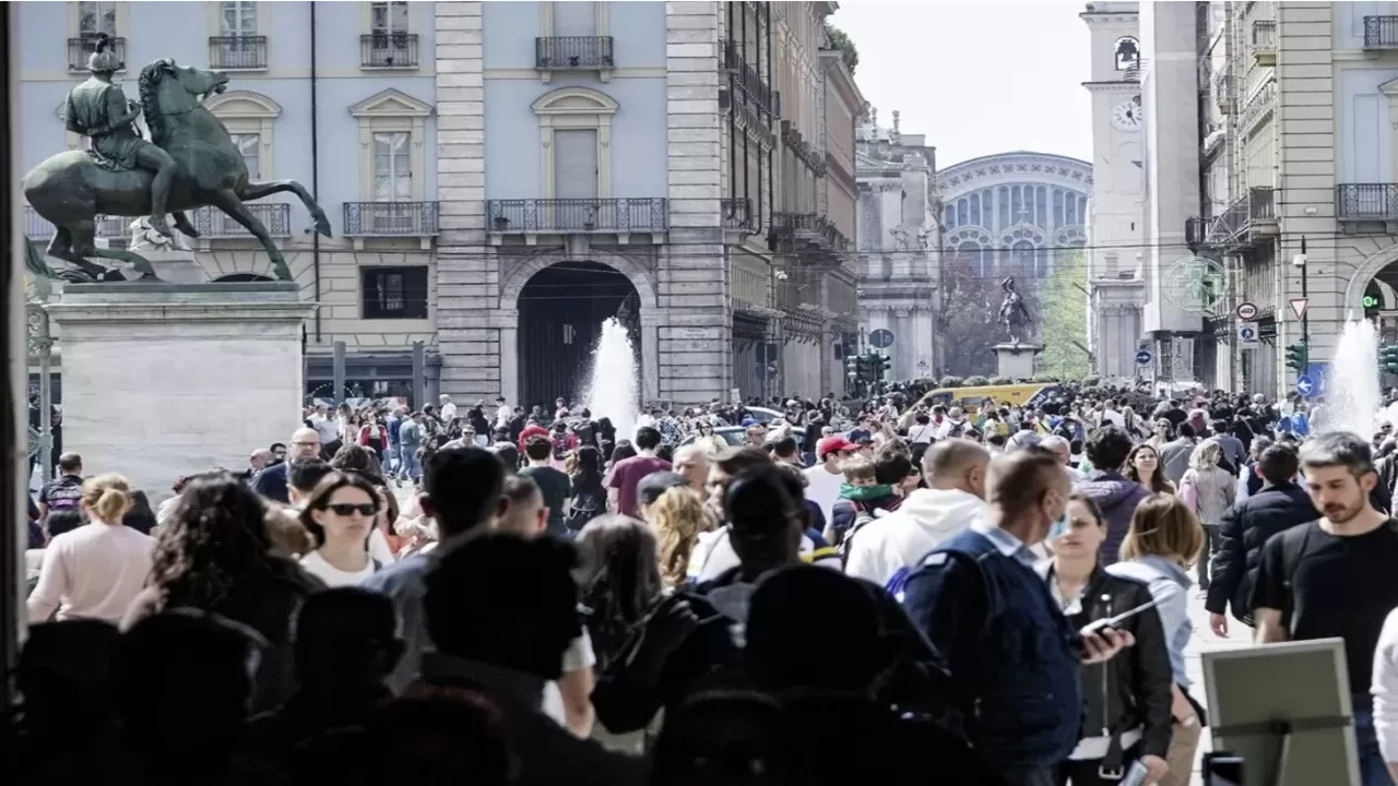 folla di turisti in piazza Castello a Torino