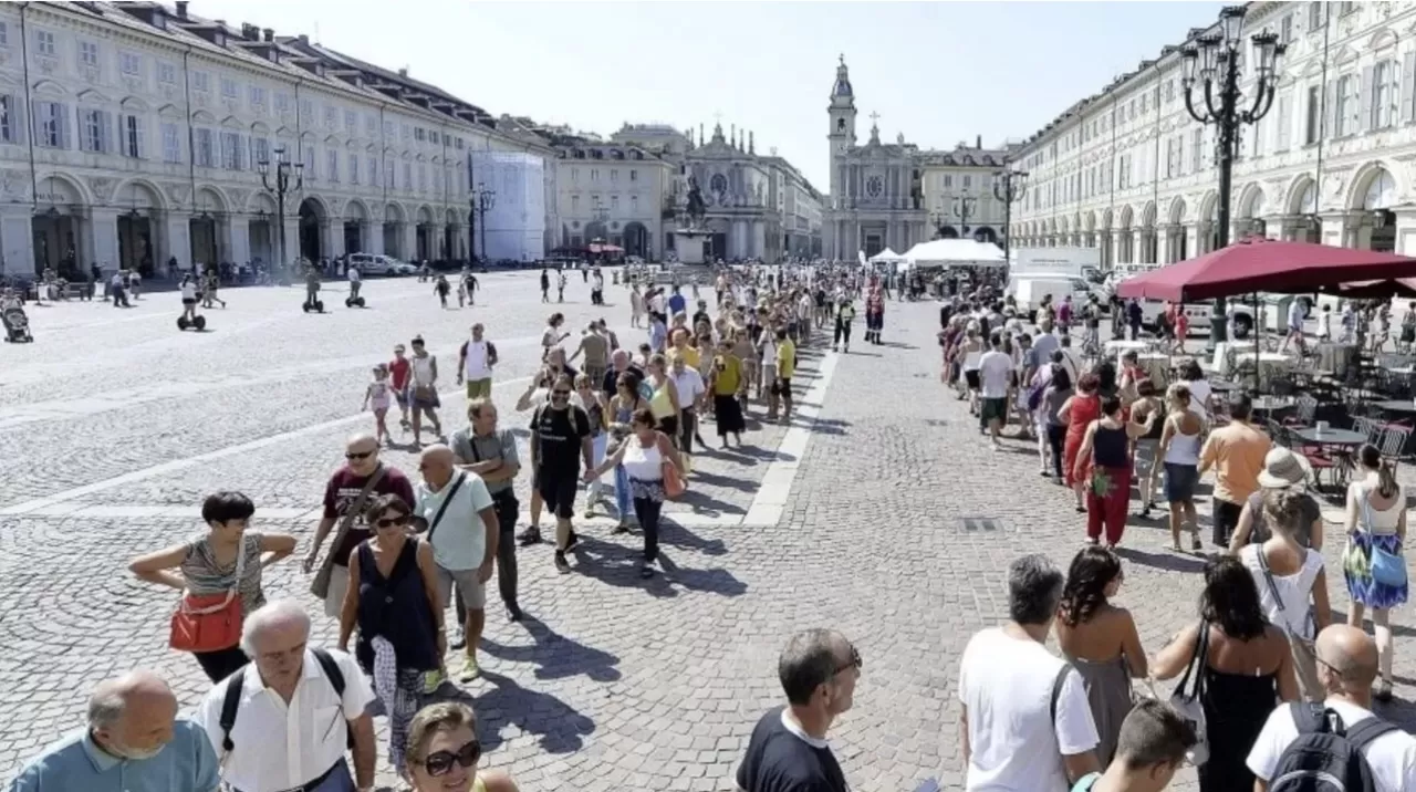 turisti in piazza San Carlo in estate di giorno