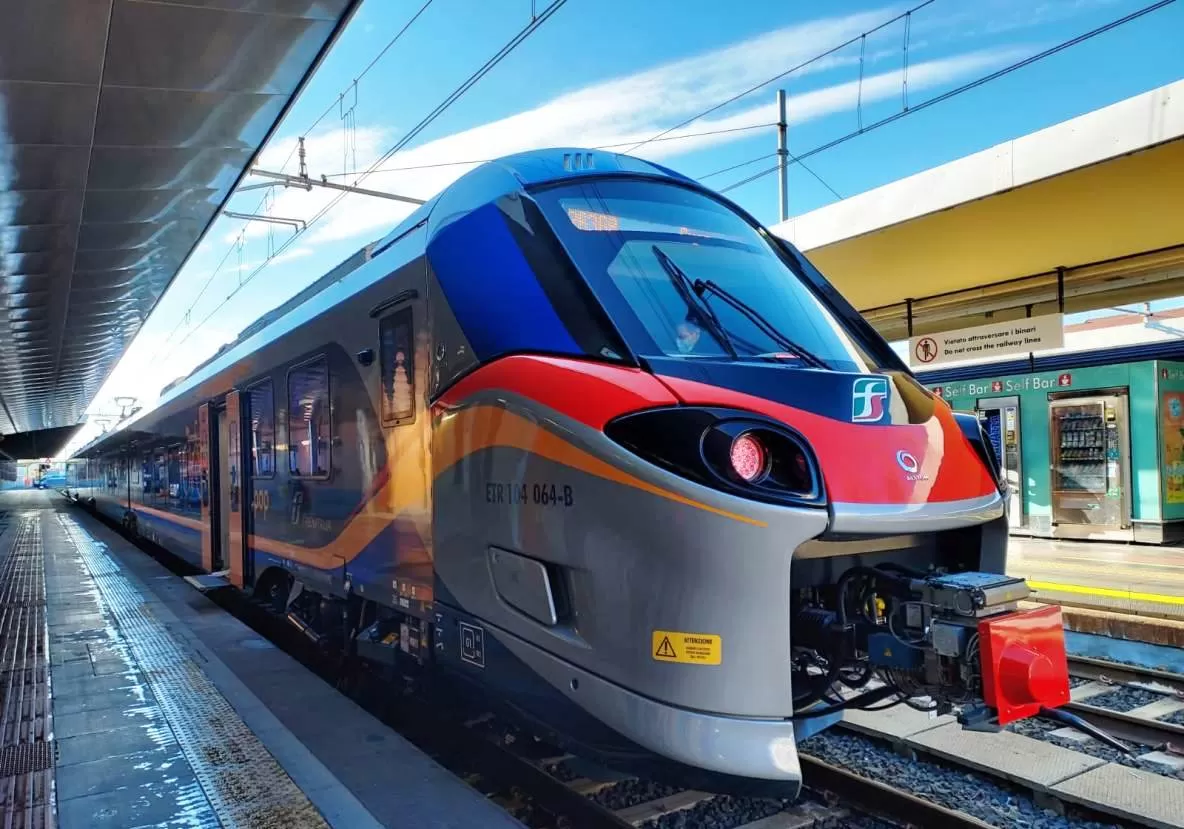 treno Regionale fermo alla stazione ferroviaria