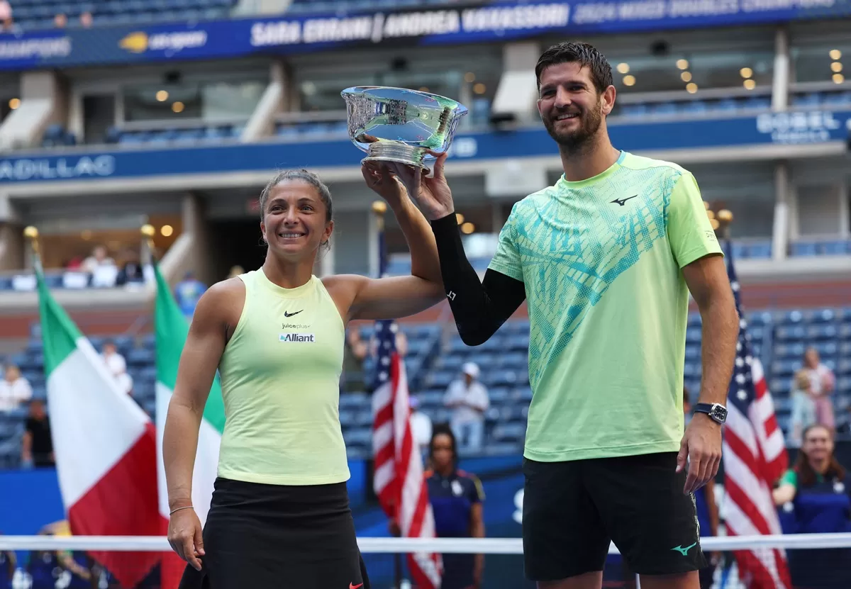 Andrea Vavassori e Sara Errani alzano il trofeo al Us Open di giorno