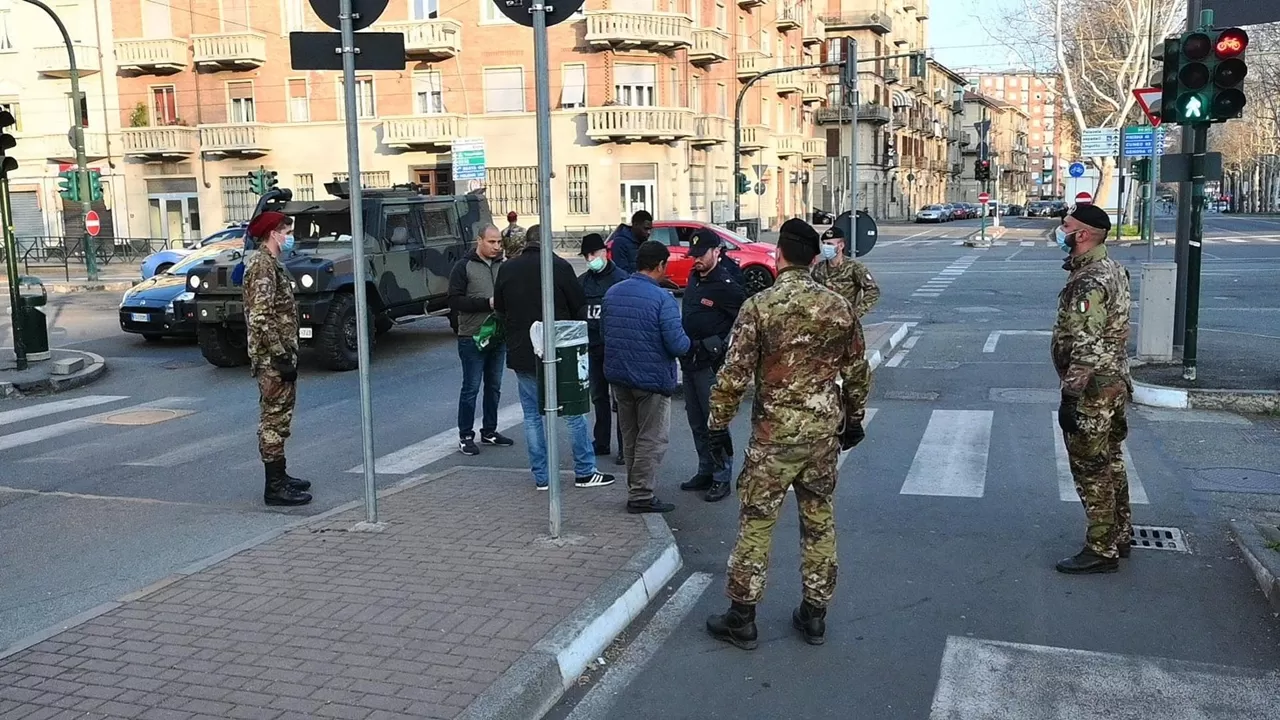 Militari e agenti di polizia in strada di giorno