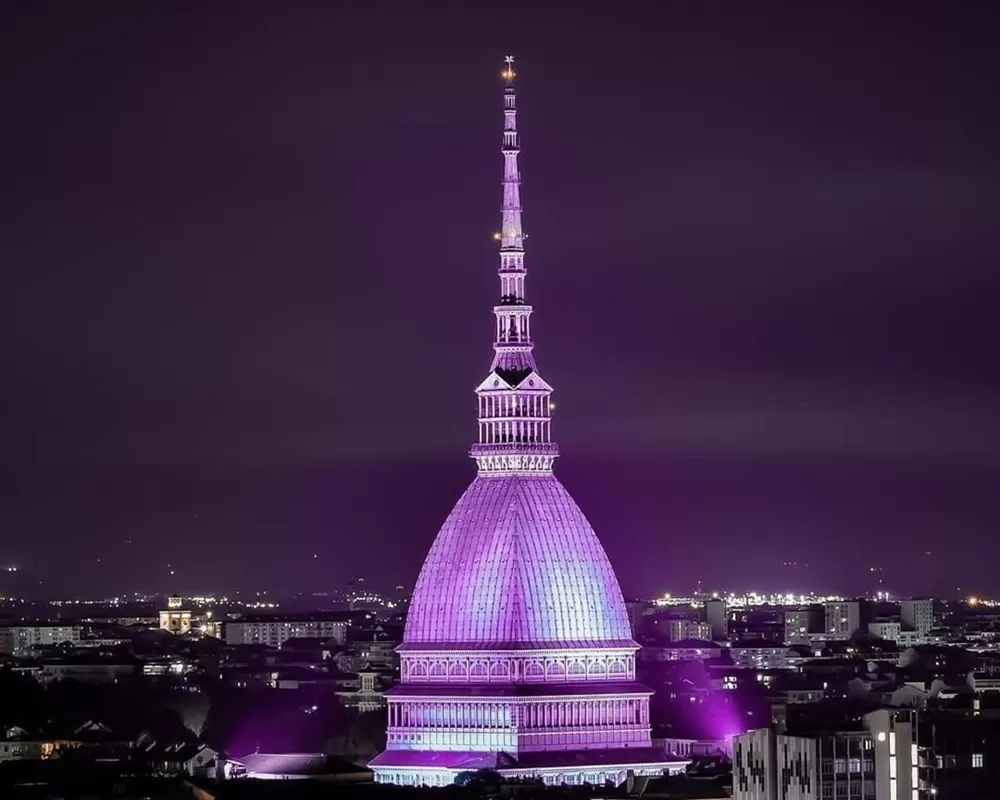 Mole Antonelliana colorata di viola di notte