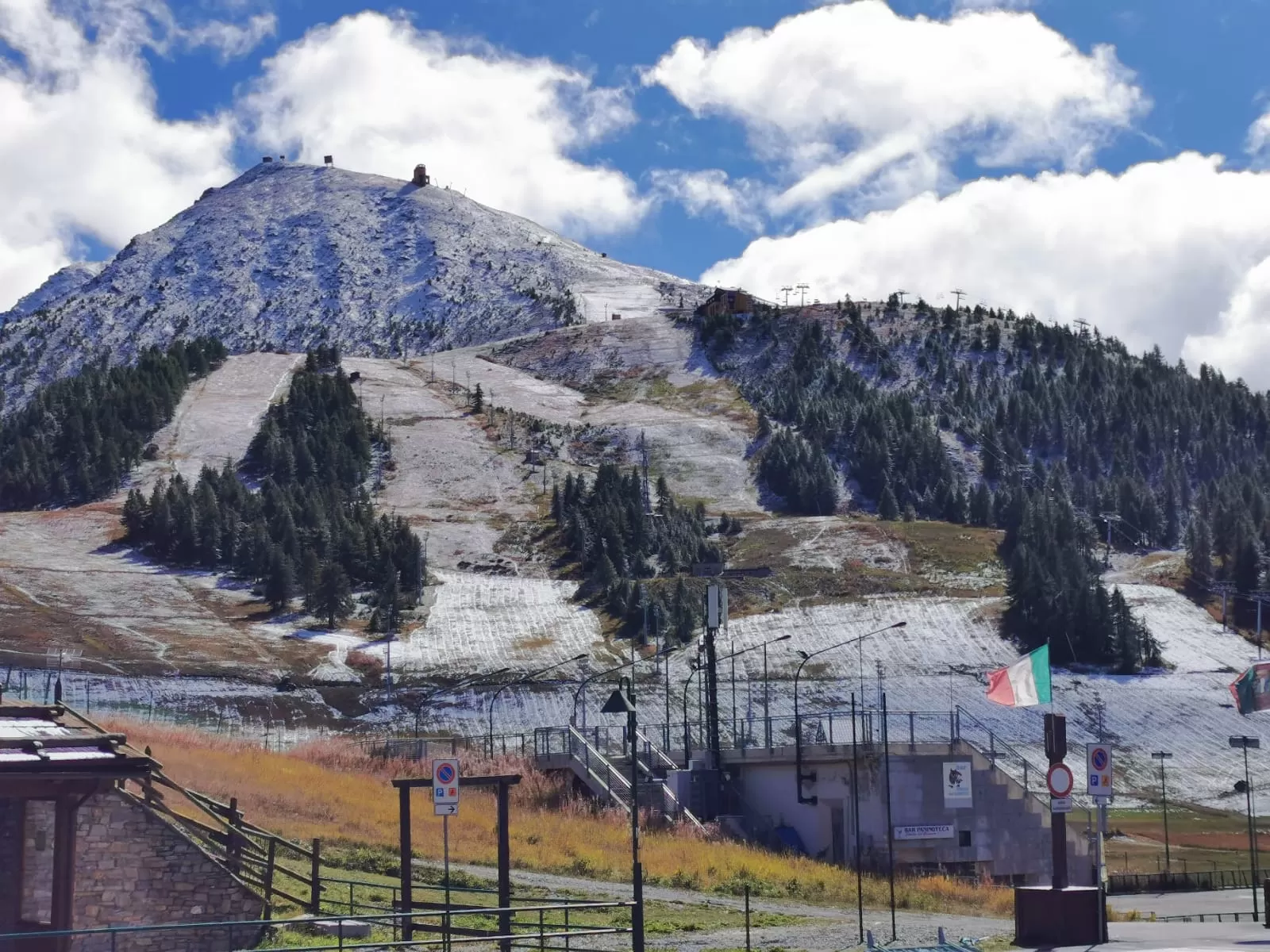 sestriere con montagne innevate di giorno