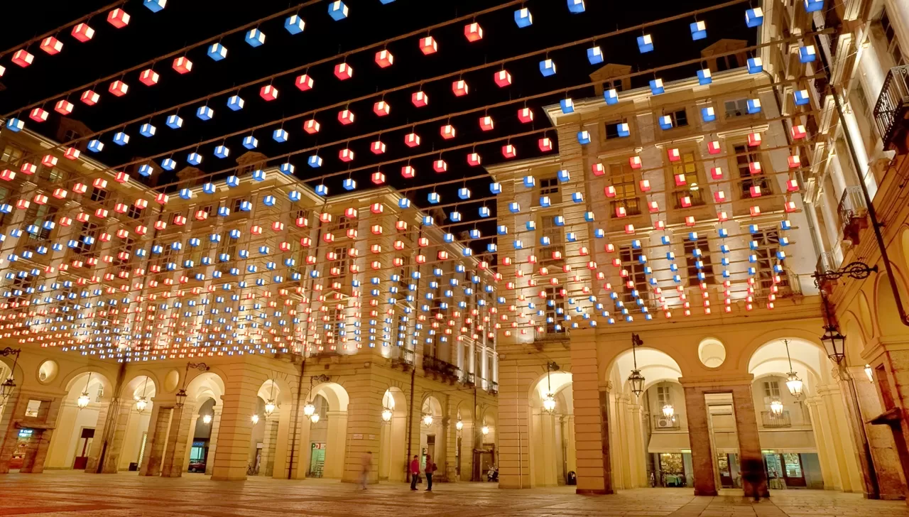 installazione luminosa in piazza Palazzo di città a Torino di sera