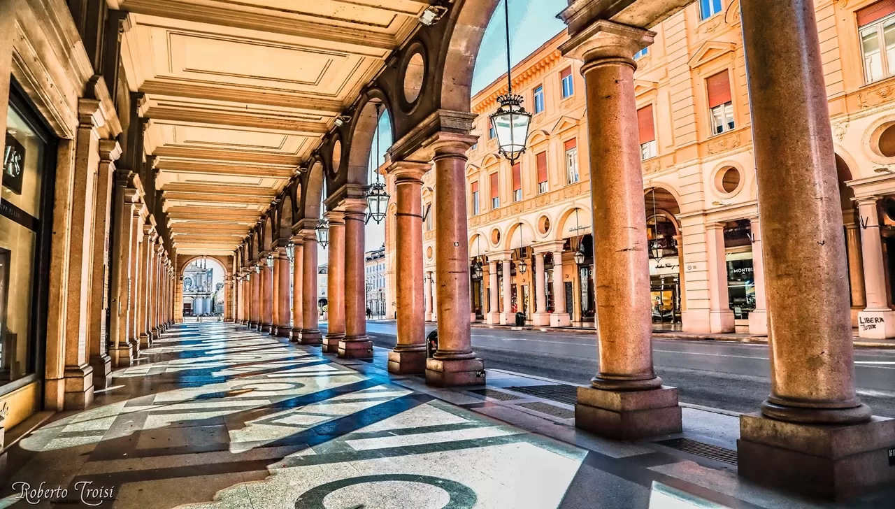 portici di via Roma illuminati dal sole