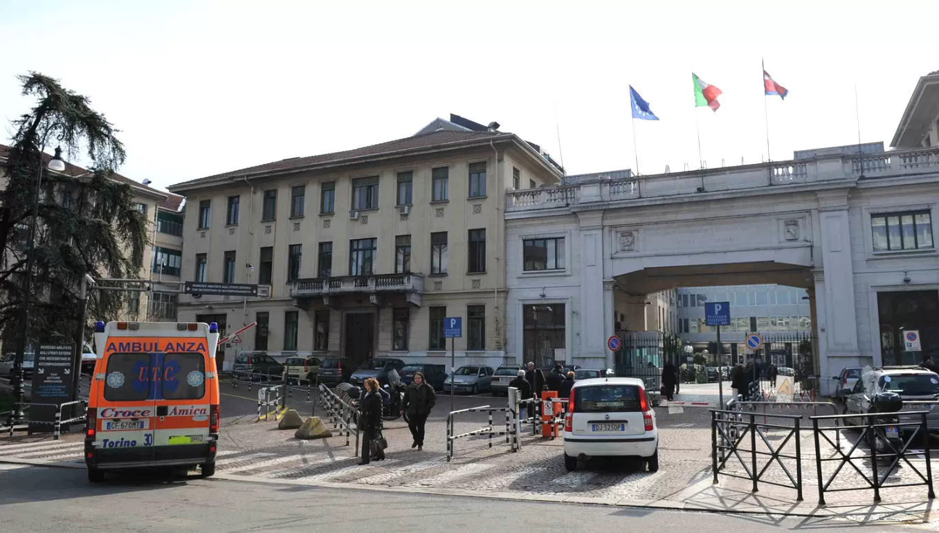 esterno dell'ospedale Le Molinette di Torino di giorno