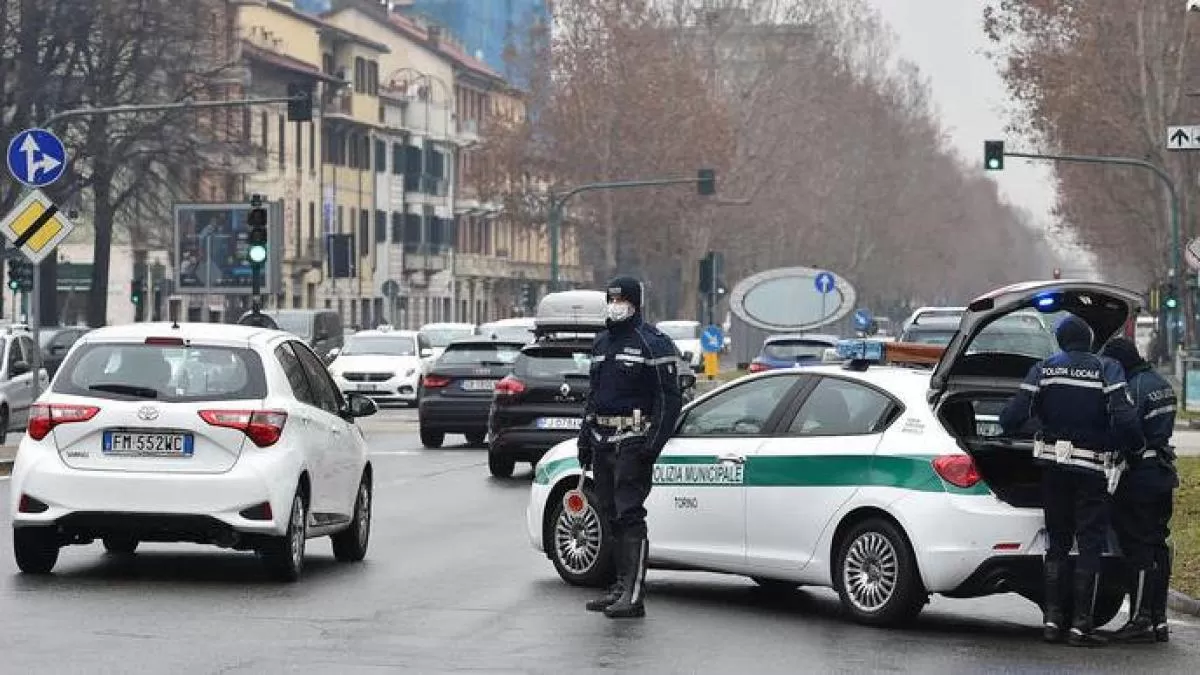 pattuglia vigili urbani controlla vetture in strada a Torino