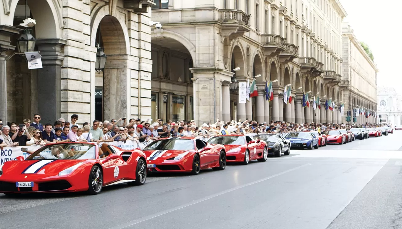 sfilata di ferrari rosse in via Roma a Torino di giorno