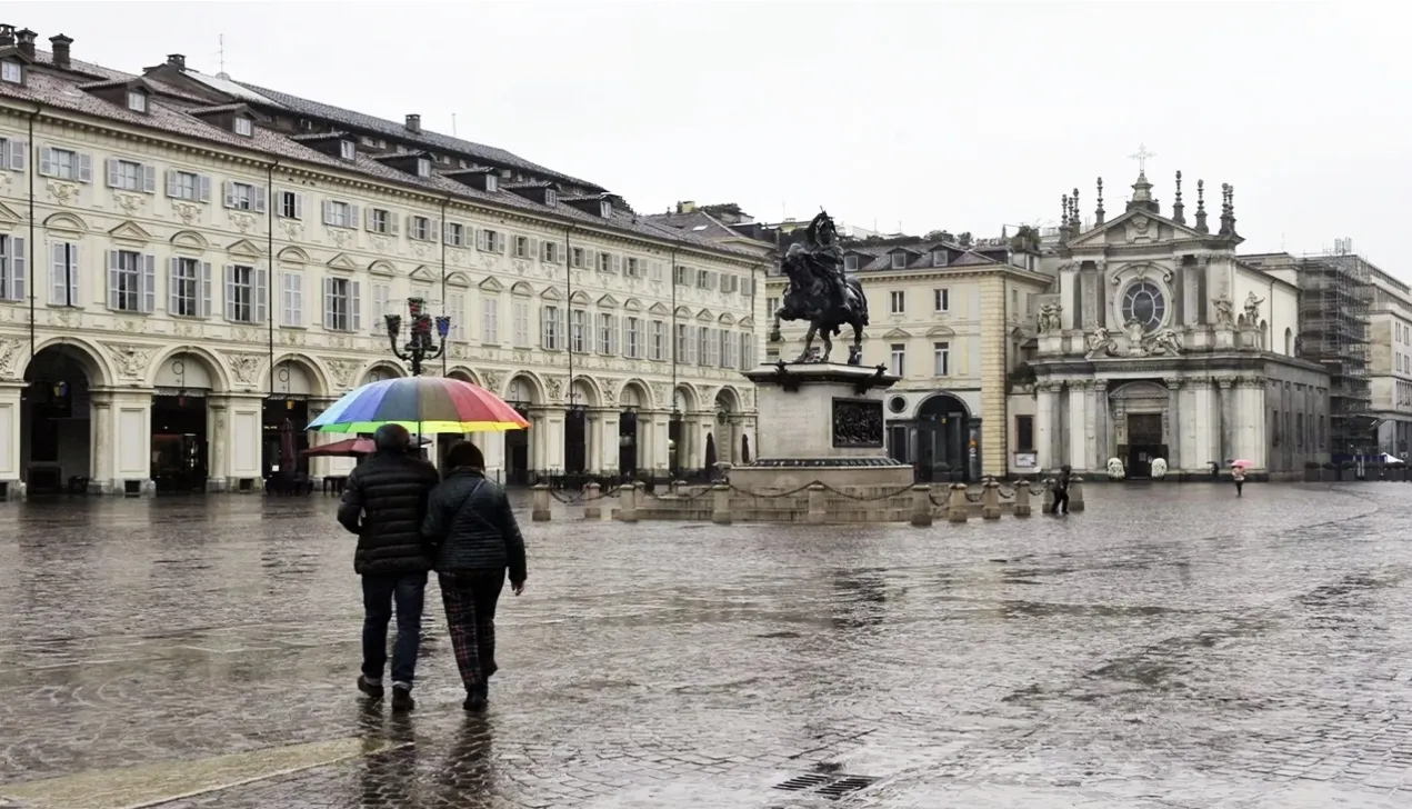 piazza San Carlo con la pioggia di giorno, 2 signori con ombrello arcobaleno