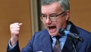 Alessandro Barbero durante un discorso appassionato, esprimendo concetti con enfasi davanti a un microfono