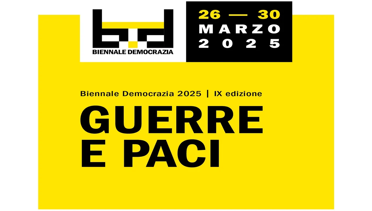Locandina della Biennale Democrazia 2025, IX edizione, che si terrà dal 26 al 30 marzo 2025. Il tema dell'evento è 'Guerre e Paci'. Il design presenta uno sfondo giallo con testo nero e bianco, insieme al logo della Biennale Democrazia