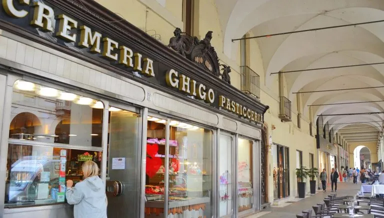 Facciata della Pasticceria Ghigo in via Po a Torino, dove è nato il gelato gusto Nuvola Ghigo Torino ispirato al celebre pandoro delle feste