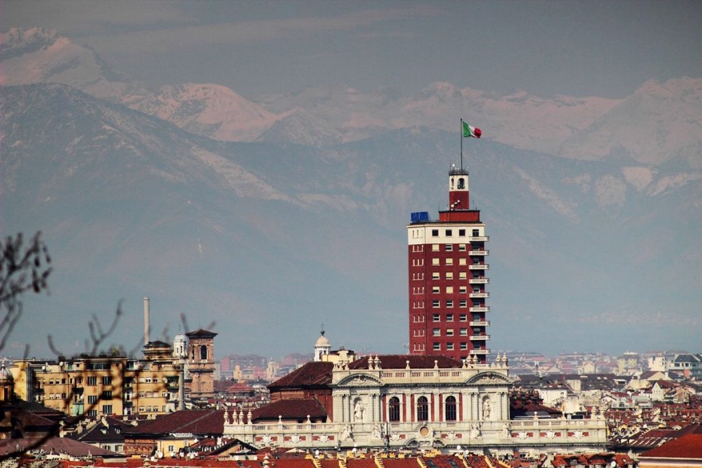 Torre Littoria, con i suoi 109 metri di altezza, è uno degli edifici più alti di Torino e un simbolo dell’architettura degli anni Trenta