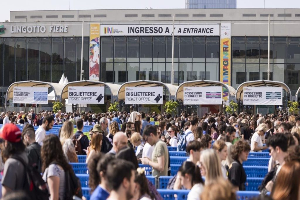 Ingresso del Salone del Libro di Torino 2025 al Lingotto Fiere, con biglietterie affollate e visitatori in attesa di entrare all’evento