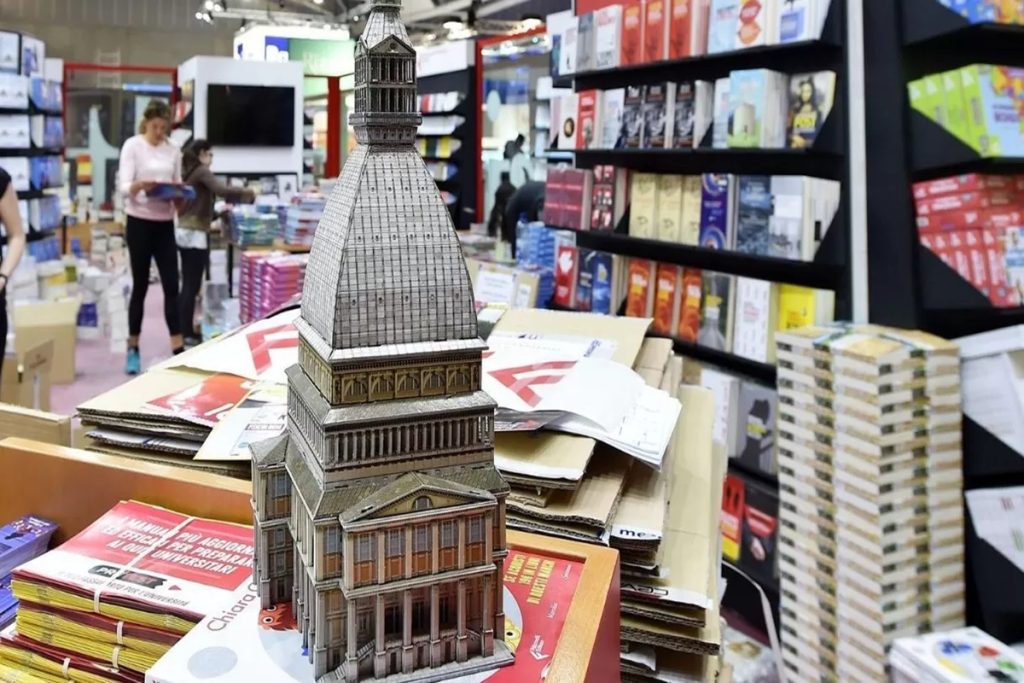 Modellino della Mole Antonelliana esposto tra stand e libri durante il Salone del Libro di Torino 2025