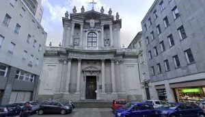 Facciata barocca della Chiesa di Santa Teresa a Torino, tra via Santa Teresa e via XX Settembre, con colonne monumentali e statue settecentesche