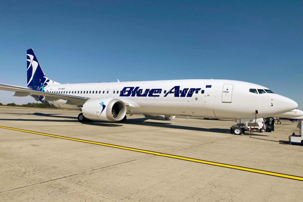 Aereo Blue Air parcheggiato in pista prima del fallimento della compagnia nel 2023