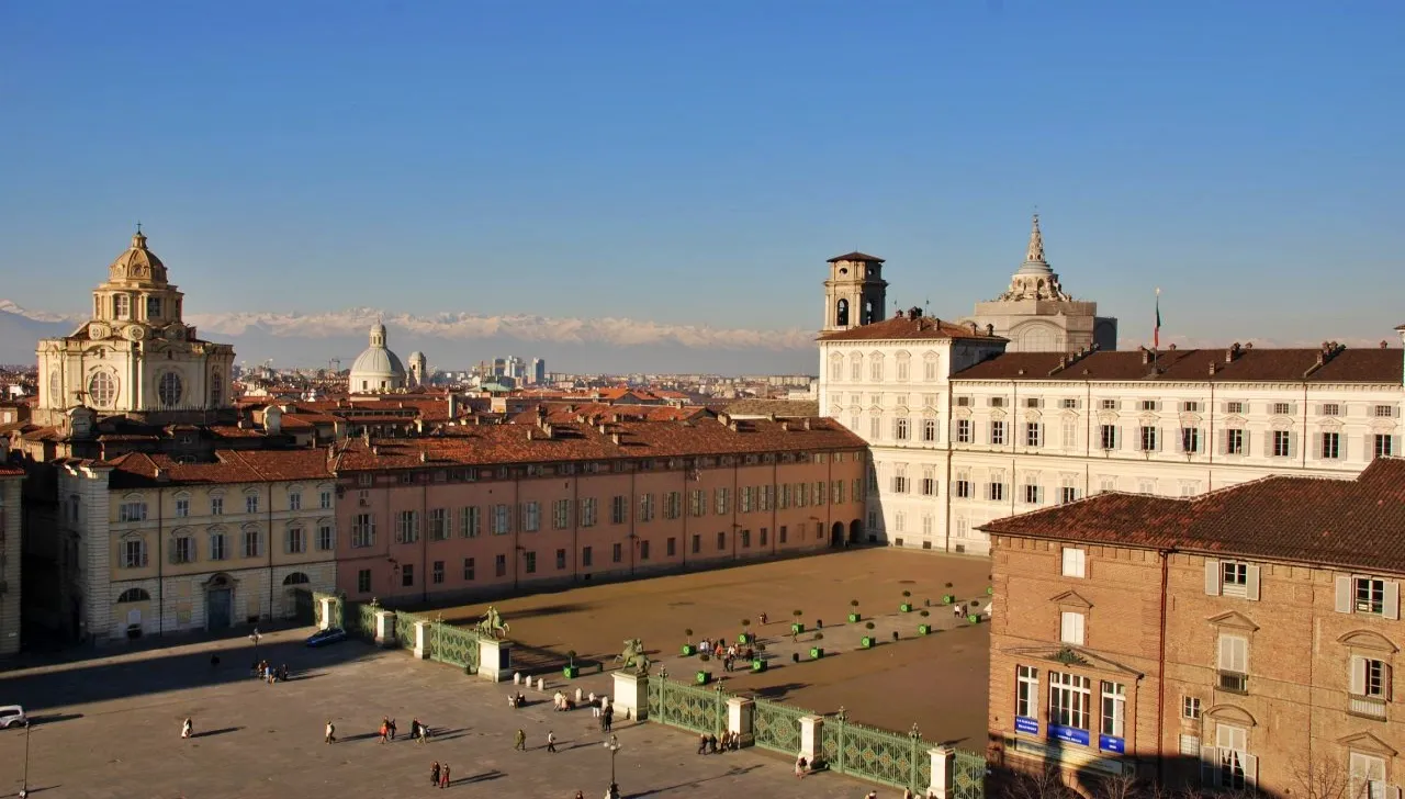 Piazzetta Reale Torino con vista su Palazzo Reale, Cappella della Sindone e le Alpi sullo sfondo