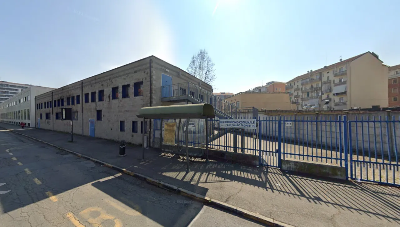 Ingresso dell'ex bocciodromo comunale Primo Trombetta in corso Lombardia 174 a Torino, con edificio in cemento e cancello blu, prima della riqualificazione in Hit Ball Arena