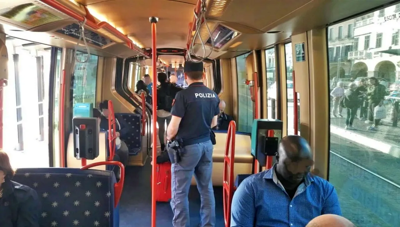 Controllo dei biglietti a bordo di un tram Gtt a Torino con la presenza della Polizia durante un’operazione congiunta di verifica