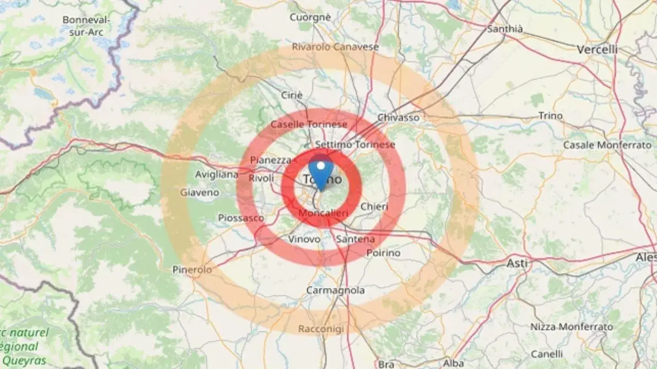 Mappa del Piemonte con epicentro di un terremoto localizzato nei pressi di Torino, evidenziato da cerchi concentrici colorati che indicano l’area di propagazione del sisma.