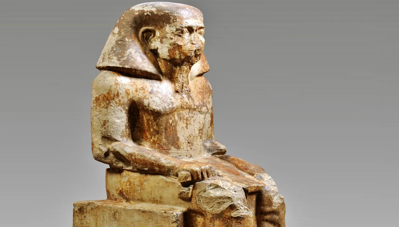 Statua di Uahka, dignitario provinciale dell’Antico Egitto, raffigurato seduto con barba e copricapo, conservata al Museo Egizio di Torino