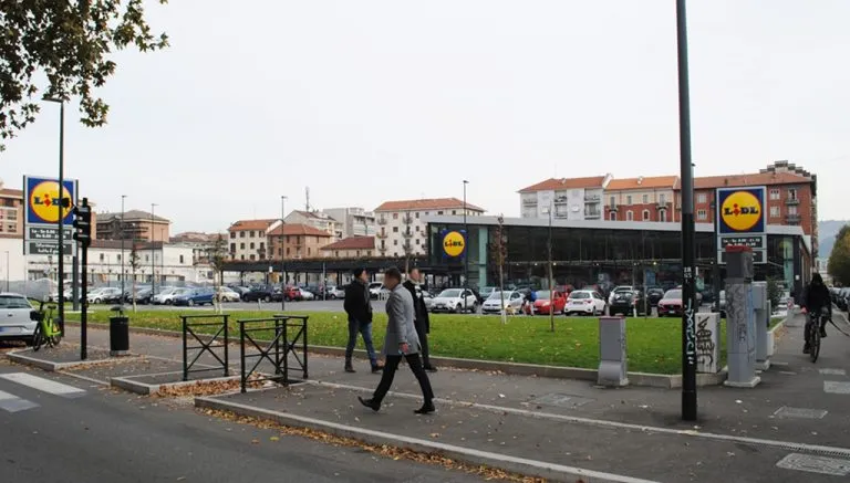 Supermercato Lidl di corso Unione Sovietica a Torino visto da corso Sebastopoli, con area verde e parcheggio