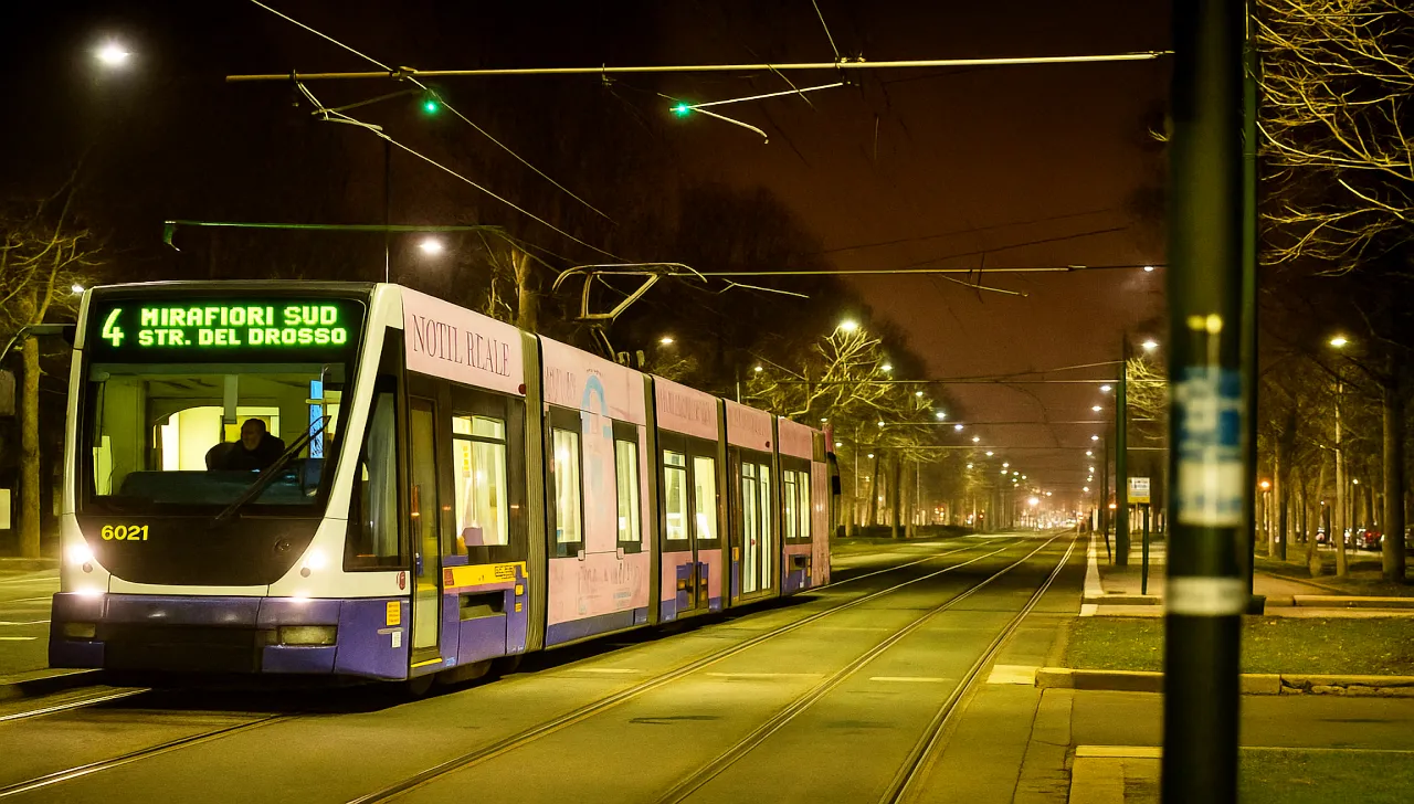 Tram linea 4 diretto a Mirafiori Sud in servizio notturno a Torino, ripreso lungo il viale alberato di corso Unione Sovietica, illuminato da luci artificiali e senza passeggeri visibili