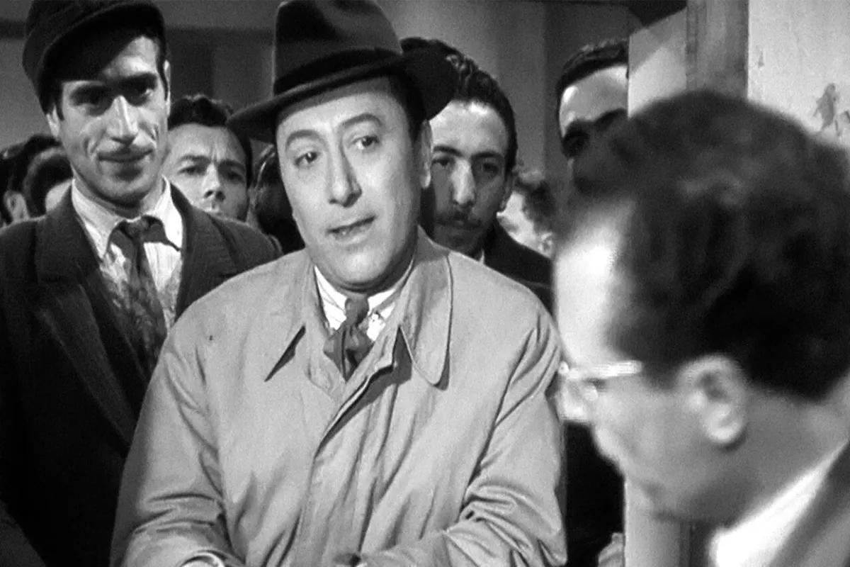 Scena dal film L’eroe della strada (1948), con Erminio Macario nei panni di Felice Manetti, ripreso tra la folla in un momento di vita popolare a Torino nel dopoguerra