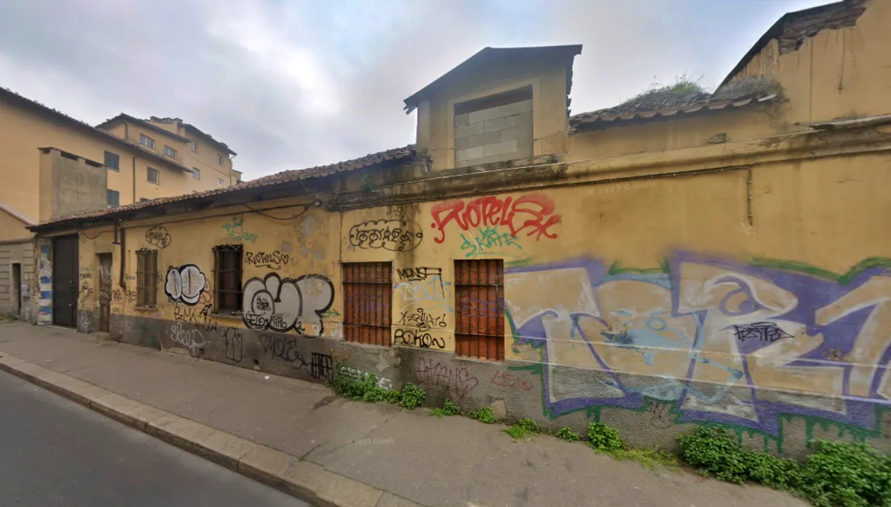 Facciata dell’edificio in via Bligny a Torino, destinato alla Nuova casa volontari, prima della riqualificazione