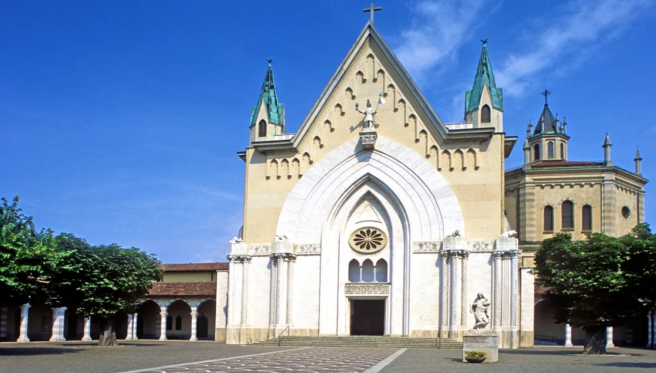Santuario San Pancrazio di pianezza con portico e campanili visto dal piazzale principale