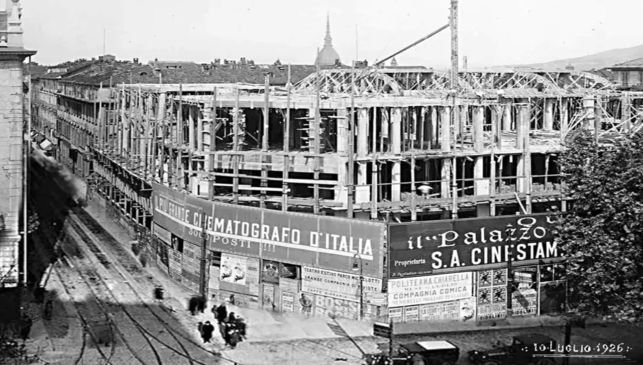 Costruzione del Cinema Corso di Torino nel 1926, capolavoro Art Déco poi distrutto dall’incendio del 1980