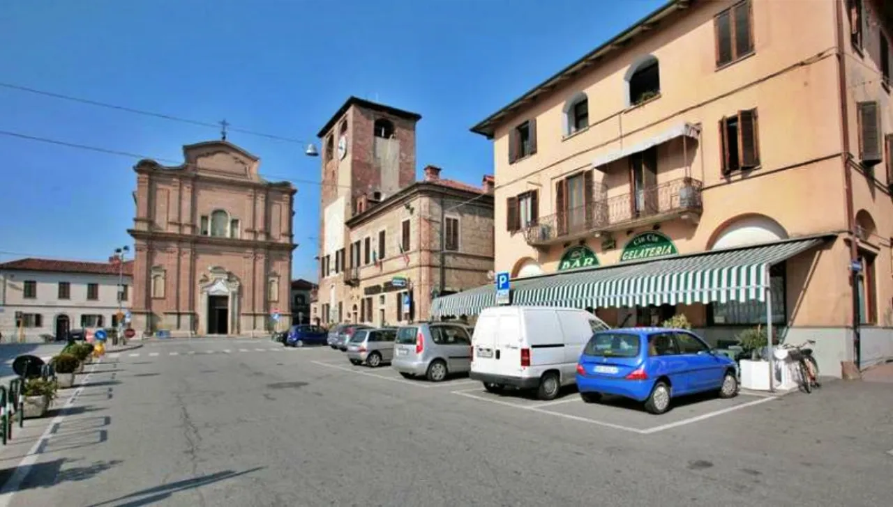 Piazza principale di Feletto, con la chiesa parrocchiale e il campanile storico, cuore del borgo canavesano che conserva tracce della lunga storia di Feletto tra epoca medievale e sviluppo moderno.